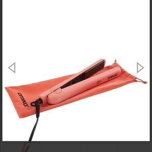 Amika 1.25 hair straightener